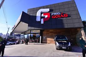 Frigorifico Goiás distribui carnes estampadas com Flávio Bolsonaro e Gusttavo Lima e gera polêmica em Goiás