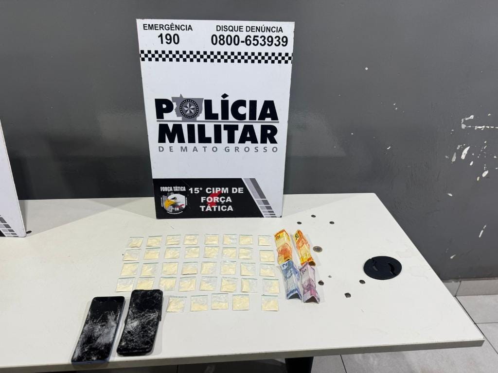 Força Tática prende dois homens e apreende 37 porções de cocaína