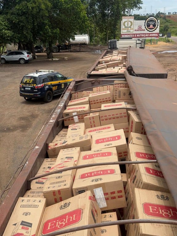 PRF apreende 600 mil maços de cigarros em Água Clara-MS