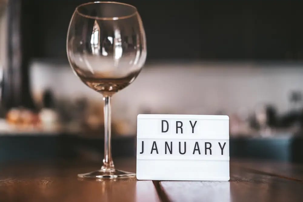 "Dry January": saiba o que é e onde surgiu a campanha que propõe um mês “a seco” e como os mocktails sem álcool entram nessa tendência