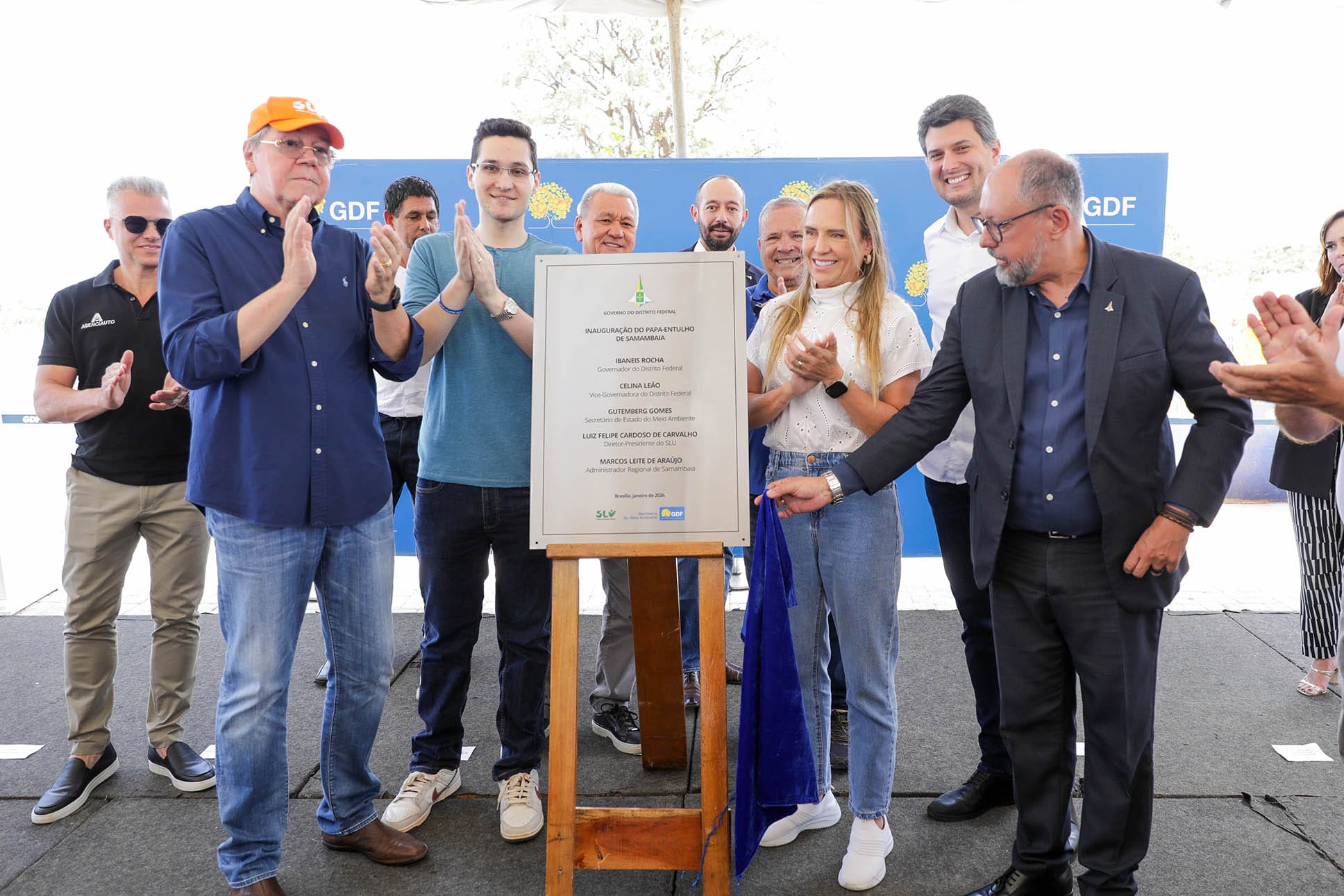 GDF entrega segundo papa-entulho em Samambaia para combater descarte irregular de lixo na região