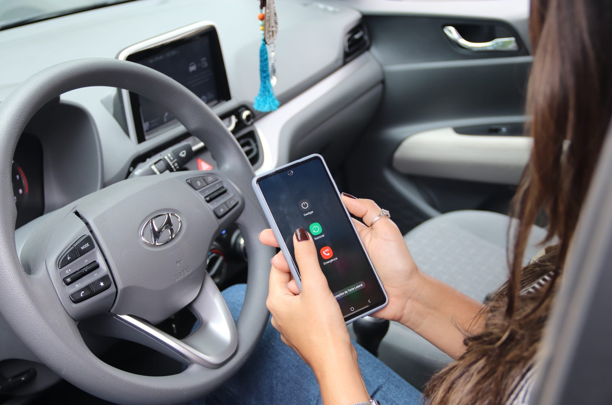 Mais de 95 mil condutores são flagrados usando o celular no trânsito do DF em 2025