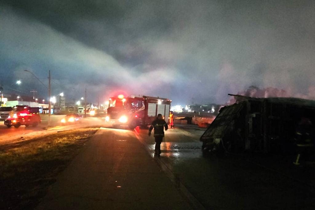 Bombeiros combatem incêndio em carreta com carga de algodão no Distrito Industrial