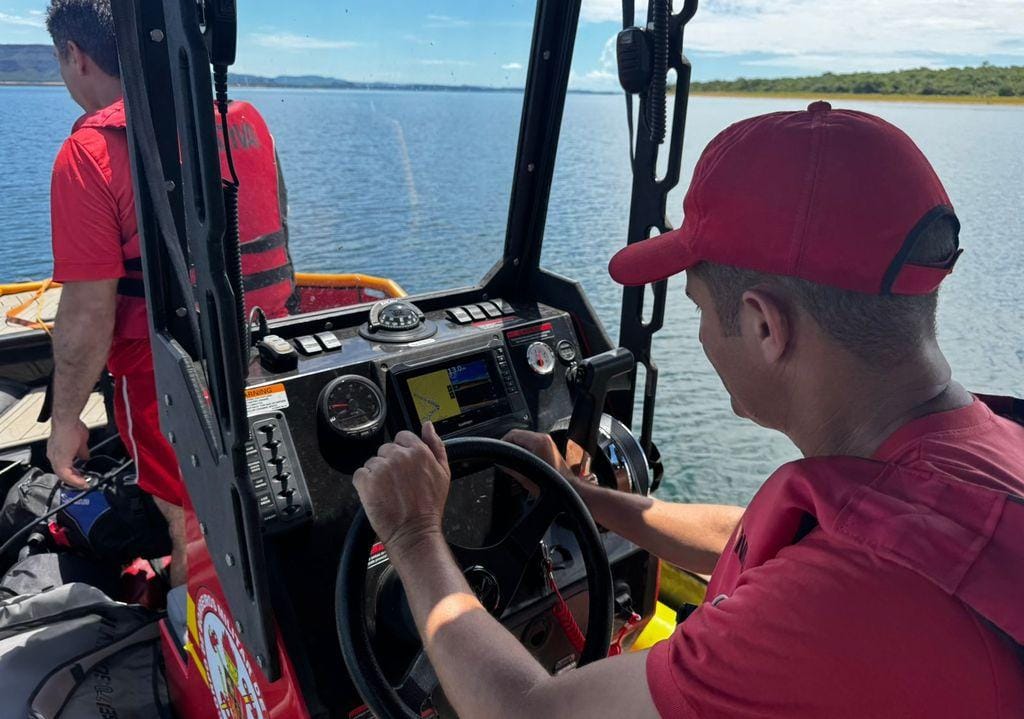 Corpo de Bombeiros localiza e resgata corpos de vítimas após naufrágio no Lago do Manso em MT