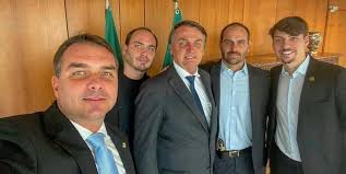 Filhos de Bolsonaro criticam decisão do STF nas redes sociais após negativa de prisão domiciliar