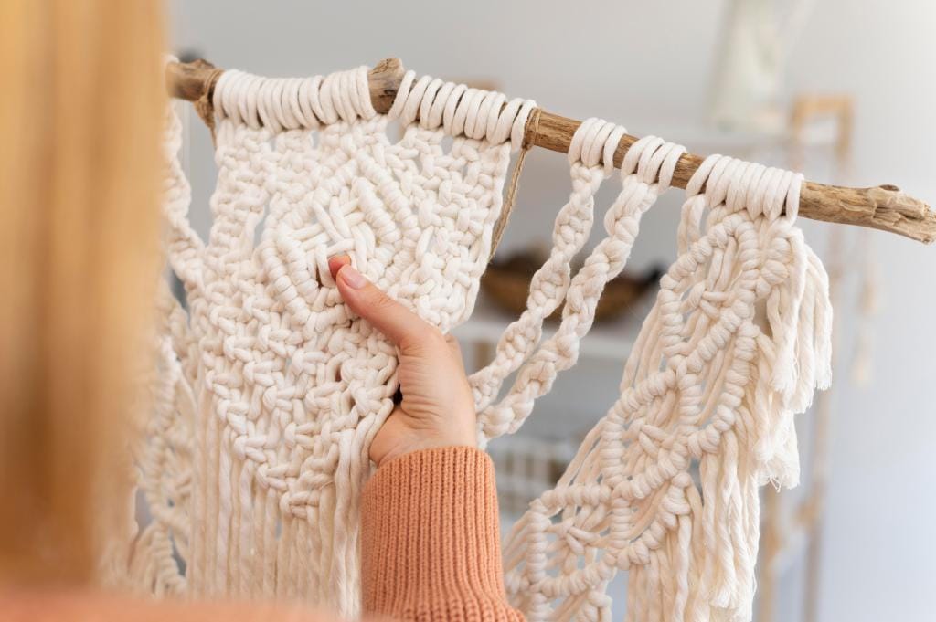 Curso gratuito em Chapada dos Guimarães capacita mulheres para gerar renda extra com macramê e biojóias