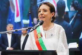 Primeiro ano da gestão de Flávia Moretti em Várzea Grande-MT foi marcado por desafios financeiros, disputas e reestruturação administrativa