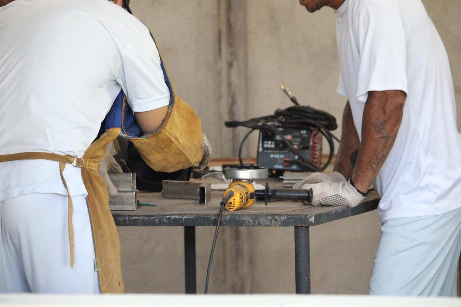 Reeducandos trabalham em recuperação de carteiras escolares no DF