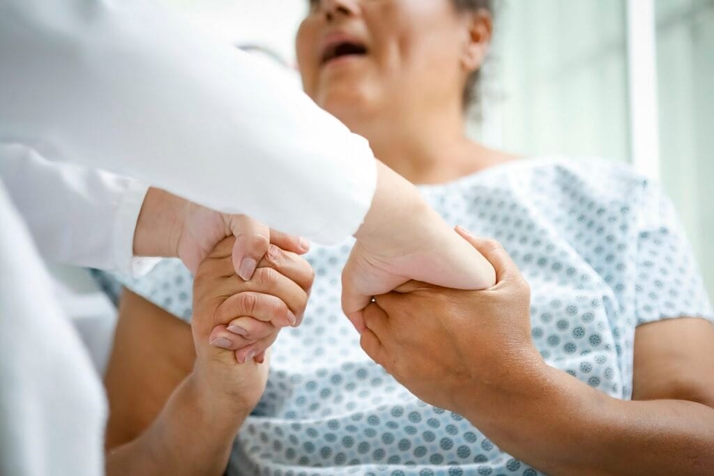 Médicos especialistas têm seleção com salários de até R$ 18 mil