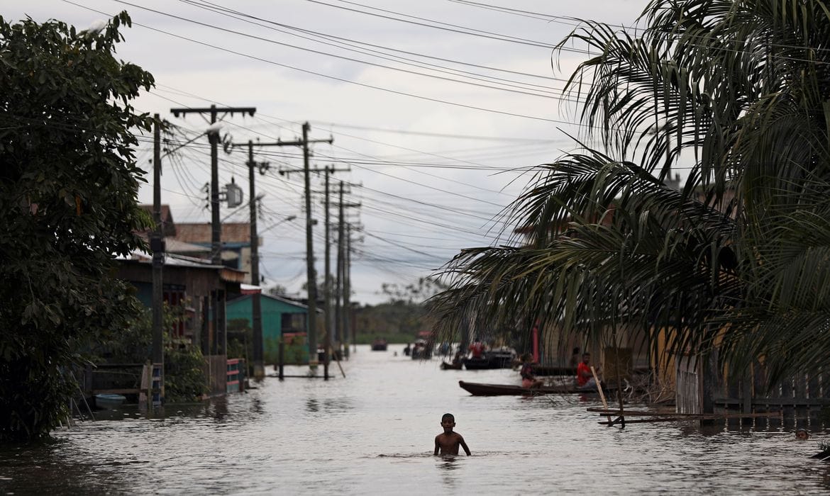 Cheia de rios amazônicos deixa 35 cidades em alerta e emergência