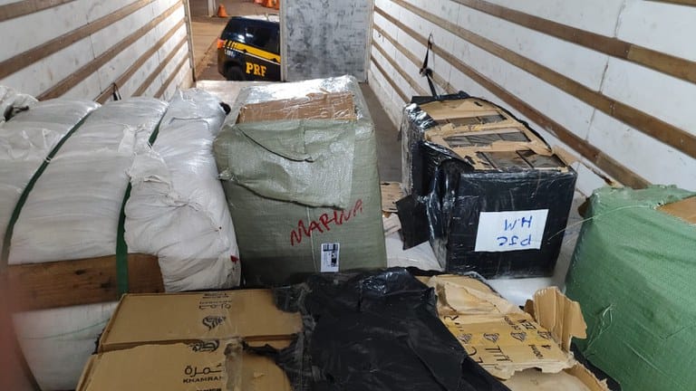 PRF apreende mercadorias estrangeiras em Água Clara (MS)