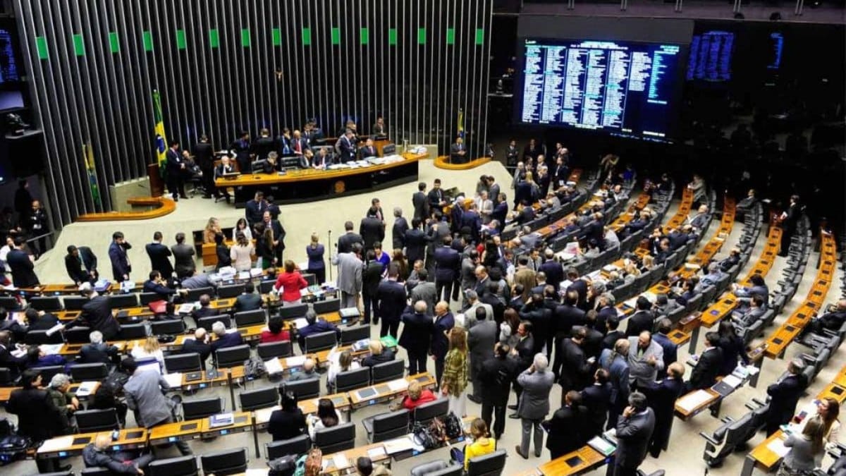 Congresso Aprova Reajuste Salarial e Cria "Brecha" para Pagamentos Acima do Teto no Legislativo