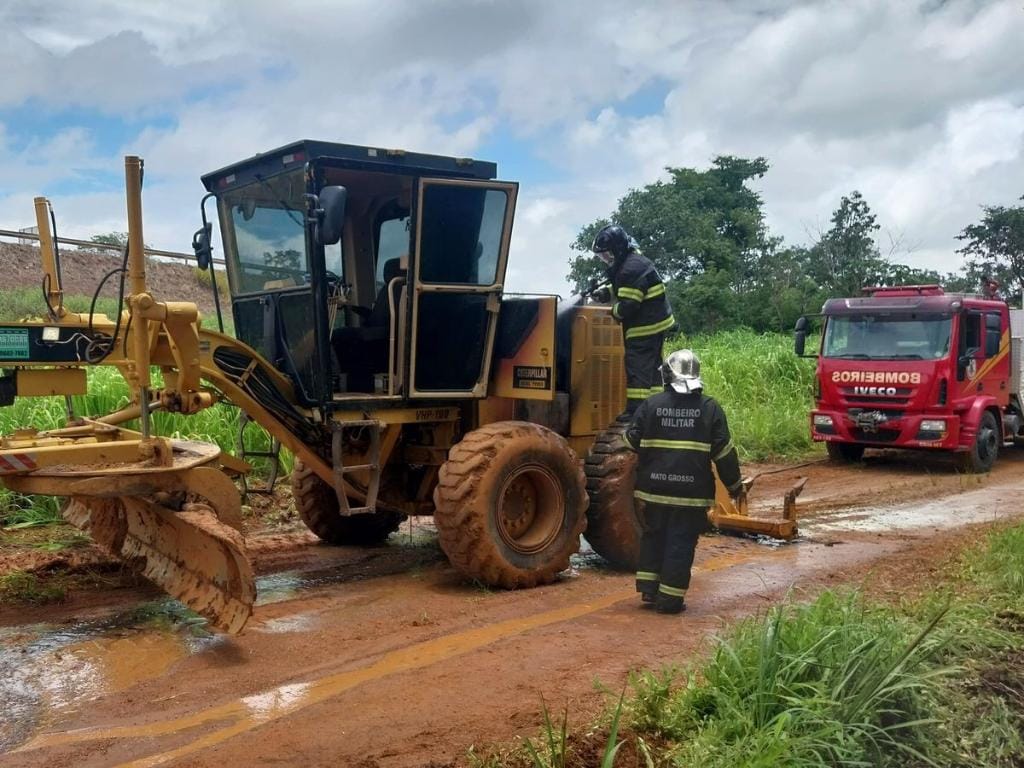 Corpo de Bombeiros combate incêndio em máquina pesada na rodovia MT-100