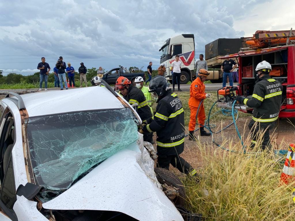 Bombeiros de MT realizam desencarceramento de duas vítimas fatais após colisão na Rodovia dos Imigrantes