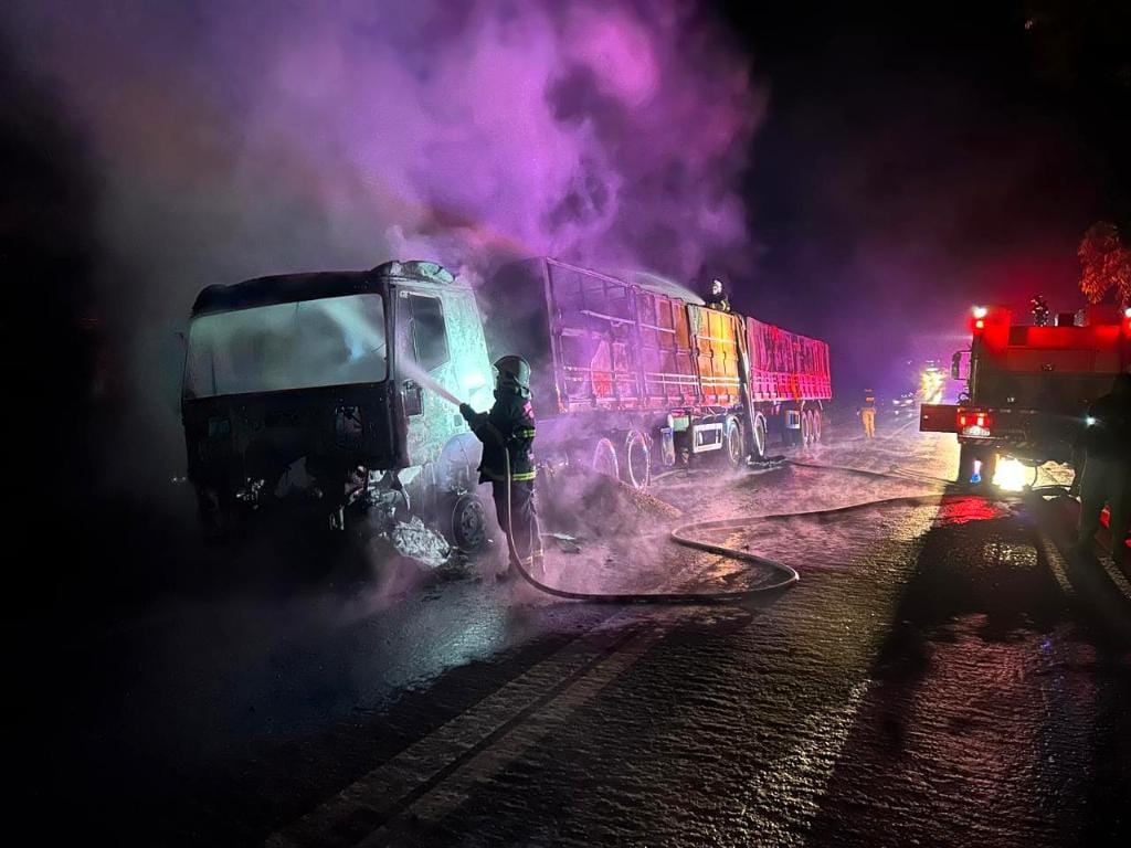 Corpo de Bombeiros MT combate incêndio em carreta carregada com soja