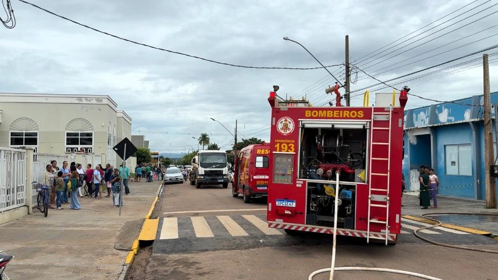 Corpo de Bombeiros combate princípio de incêndio em escola municipal de Pontes e Lacerda-MT