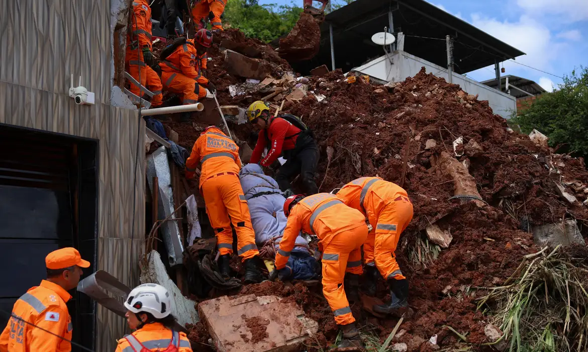 Chuva mata 55 pessoas e mobiliza oito frentes de resgate em Minas
