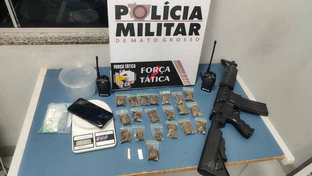 Força Tática prende homem com porções de drogas e simulacro de fuzil em Sinop-MT