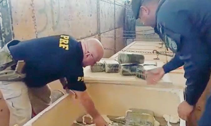 PRF e PM-MT apreendem mais de 1 tonelada de skunk em Alto Araguaia (MT)