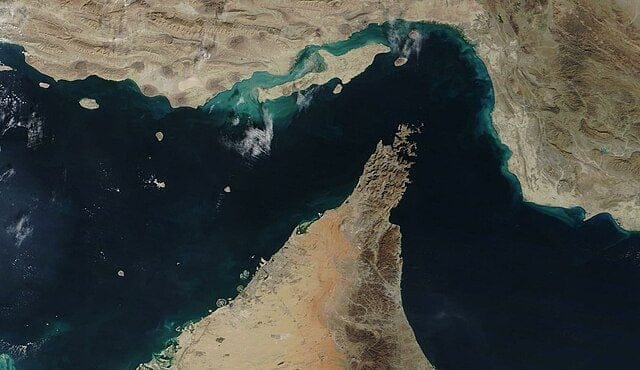 Tensão Máxima: Três navios cargueiros são atingidos em ataques no Estreito de Ormuz