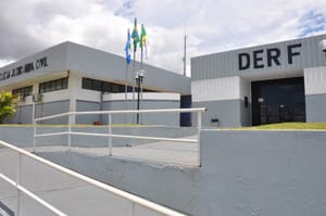 Polícia Civil MT cumpre mandados contra funcionária de hospital que desviava valores de clientes de cirurgias plásticas