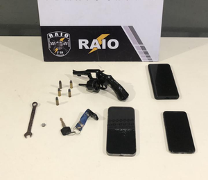 PM prende dois faccionados, recupera carro roubado e apreende arma de fogo