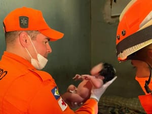 Bombeiros militares prestam atendimento a recém-nascido após parto em residência