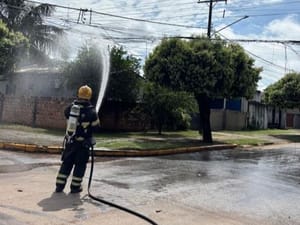Corpo de Bombeiros combate incêndio em fiação elétrica em via pública