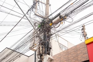 Procon multa Energisa em R$ 370 mil por não retirar fiação sem uso dos postes