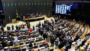 Congresso Aprova Reajuste Salarial e Cria "Brecha" para Pagamentos Acima do Teto no Legislativo