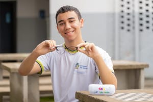 Olhar para Todos entrega óculos a alunos da rede estadual de Goiás