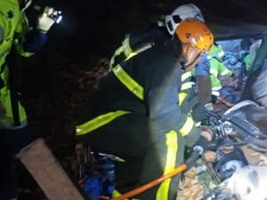 Bombeiros resgatam vítimas de acidente presas nas ferragens de veículo