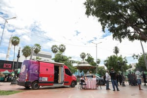Van Rosa do programa SER Família Mulher leva orientação e acolhimento à população na Praça Ipiranga em Cuiabá-MT